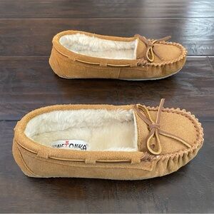 Minnetonka Women's Britt Trapper Cinnamon Color Furry Inside Slippers Size 5